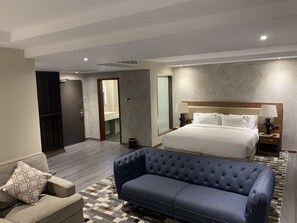 Executive-studiosviitti, ilmastointi, kaupunkinäköala | Tallelokero huoneessa, yksilöllisesti kalustettu, työpöytä