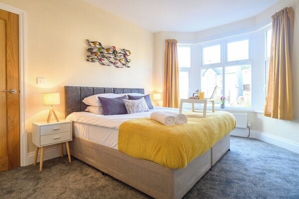 3 bedrooms, iron/ironing board, internet, bed sheets