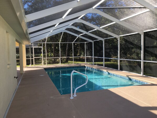 Alberca al aire libre y alberca climatizada