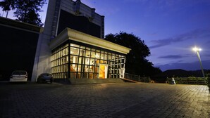 Depan hartanah - siang/malam