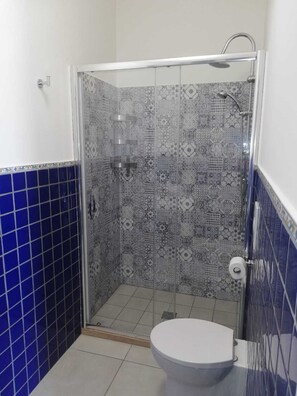 Habitación triple (Beach) | Baño | Regadera, batas, toallas 