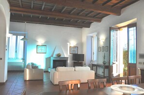 TV, fireplace