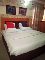 1 habitación, escritorio y espacio para trabajar con laptop 