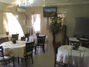 Free daily continental breakfast  - Jerry Cedarwood Guest House (Yenagoa)
