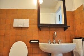 Bathtub, hair dryer, bidet, towels - Montecasciano   Girasole (Capranica)