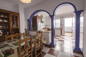 Een microgolfoven, een vaatwasser, een koffiezetapparaat/waterkoker