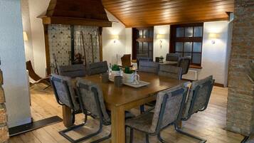 Daily continental breakfast (EUR 15 per person)