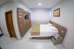 Bureau, rideaux occultants, fer et planche à repasser, Wi-Fi gratuit