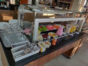 Sudah termasuk sarapan prasmanan setiap hari