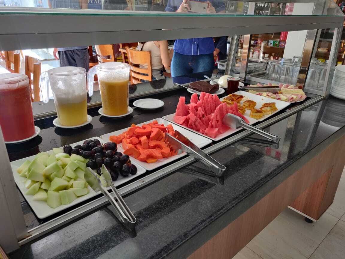 Un mostrador de buffet con diversas opciones de comida y bebidas.