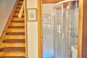 Amenidades de baño gratuitas, secadora de cabello, toallas 