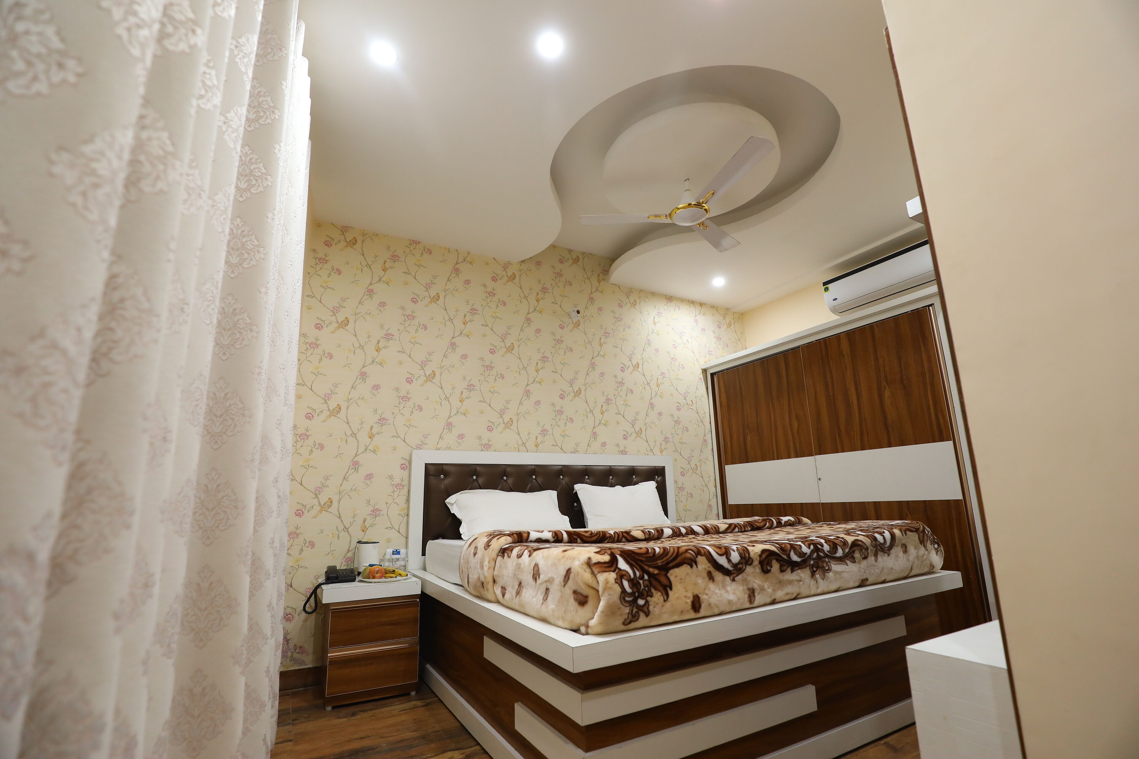 Un dormitorio con cama, mesita de noche y armario.