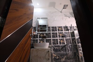 Jetted tub, rainfall showerhead, eco-friendly toiletries, towels - Ganga Forest View (Rishikesh)