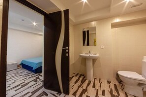 Basic Double Room, No Windows | Bathroom