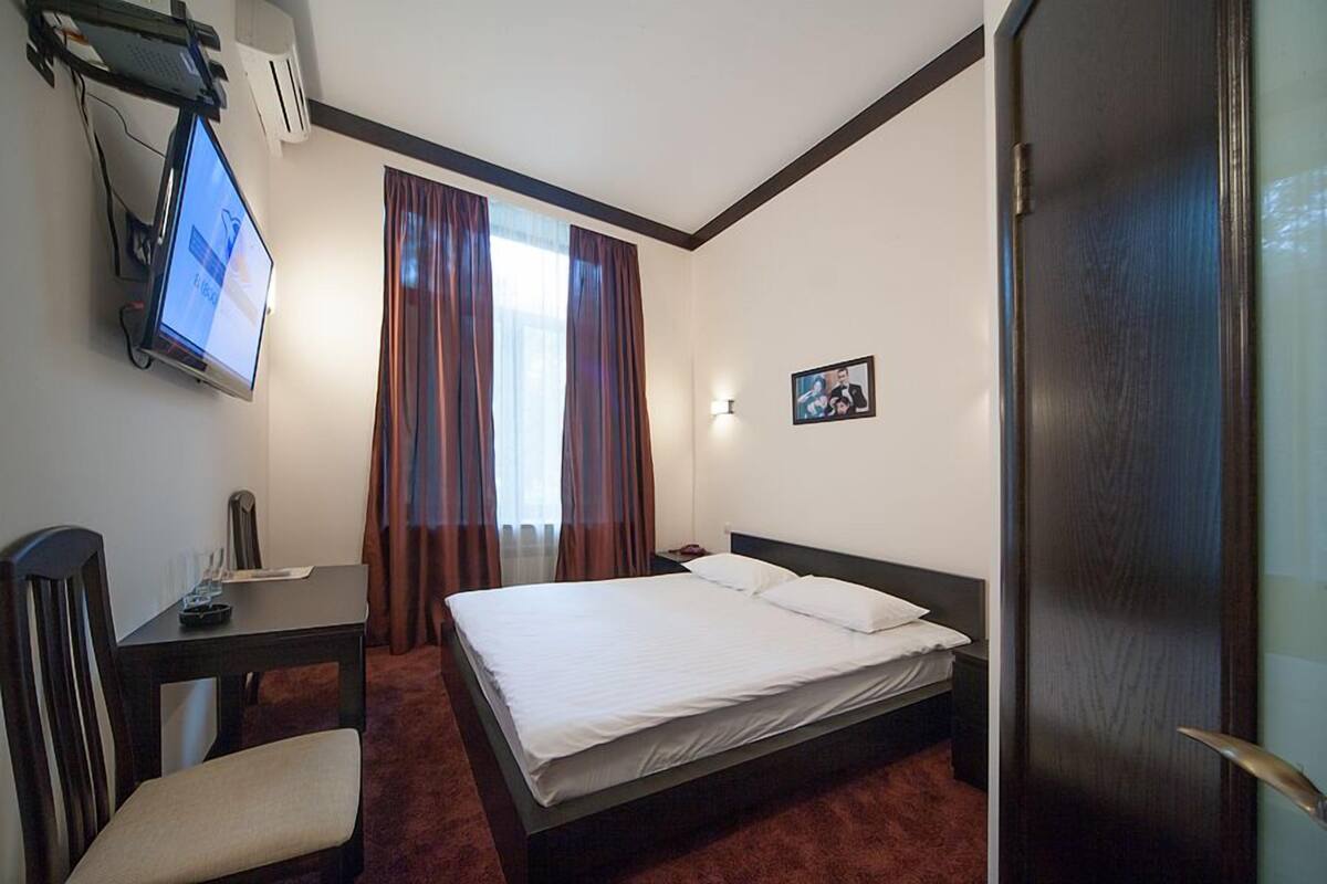 1 bedroom, desk, laptop workspace, soundproofing