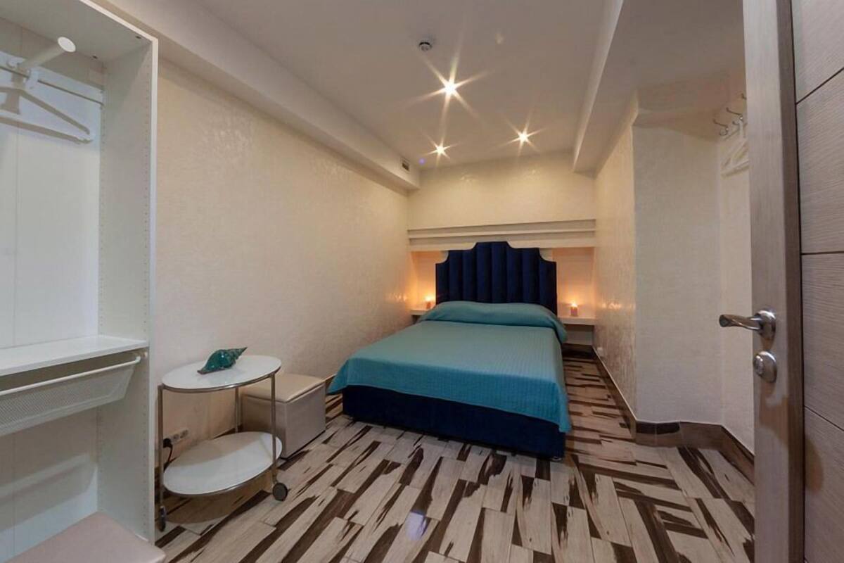 1 bedroom, desk, laptop workspace, soundproofing