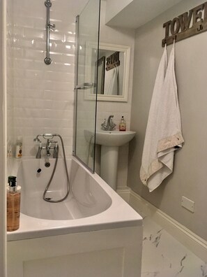 Apartment, 1 Schlafzimmer | Badezimmer | Duschwanne, kostenlose Toilettenartikel, Haartrockner, Handtücher