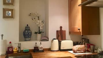Apartment, 1 Bedroom | Private kitchen | Fridge, microwave, oven, stovetop