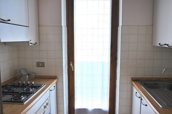 Ofen, Herdplatte, Wasserkocher mit Kaffee-/Teezubehör, Hochstuhl