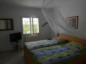 5 chambres, coffres-forts dans les chambres, fer et planche à repasser