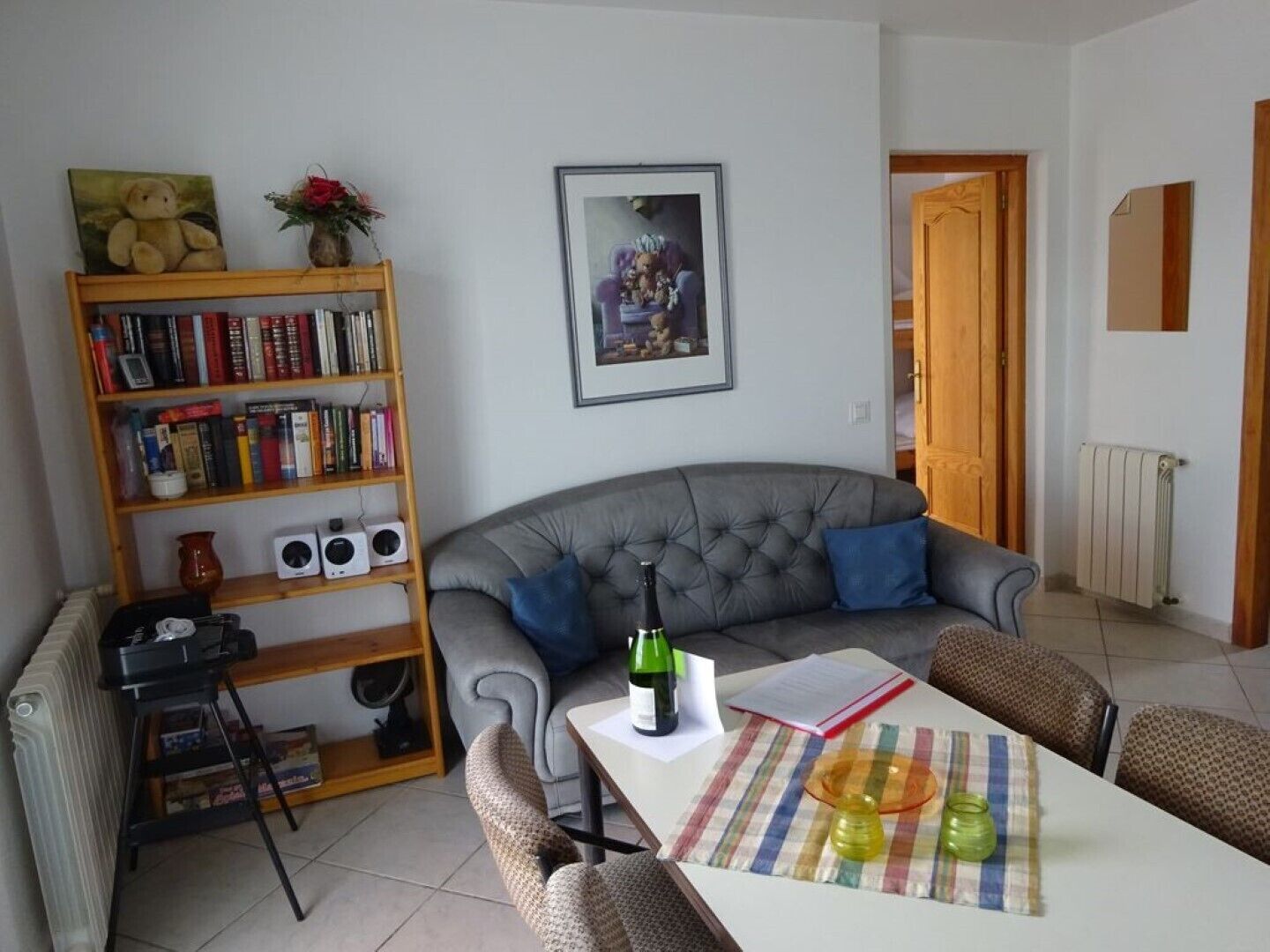 Una Smart TV, un reproductor de DVD, libros, un reproductor estéreo
