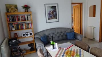 Una Smart TV, un reproductor de DVD, libros, un reproductor estéreo