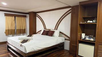 1 bedroom, minibar, desk, iron/ironing board