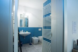 Bruser, hårtørrer, bidet, håndklæder