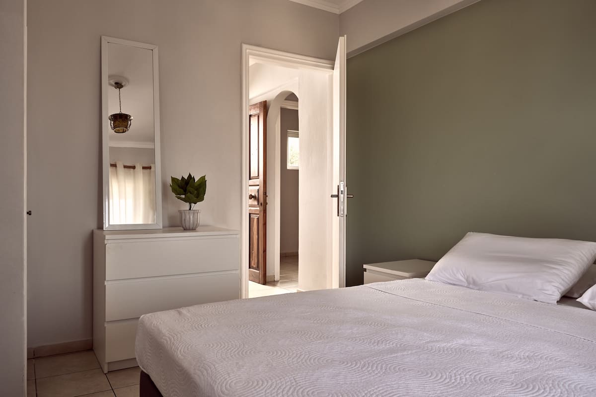 Departamento | 1 habitación, tabla de planchar con plancha, wifi gratis y ropa de cama