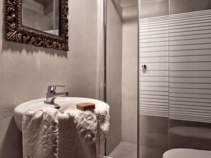 Apartment (Split Level) | Bathroom | Free toiletries, hair dryer, towels, soap - Razis Apartments (Zakynthos)