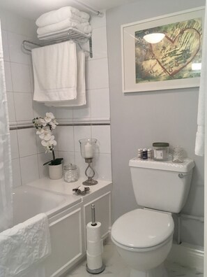 Apartamento, 1 habitación | Baño | Ducha y bañera combinadas y artículos de higiene personal gratuitos