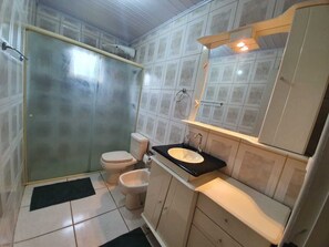 Serviettes fournies, papier toilette