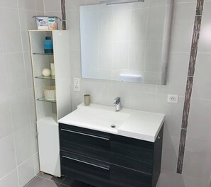 Shower, hair dryer - Villa with terrace 200m from the beach (Six-Fours-les-Plages)