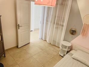 3 chambres, bureau, Wi-Fi gratuit, draps fournis