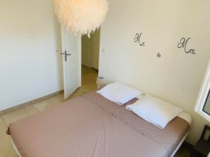 3 chambres, bureau, Wi-Fi gratuit, draps fournis