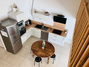 Réfrigérateur, micro-ondes, four, plaque de cuisson