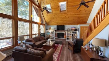 Älytelevisio, takka, pöytätennispöytä, kirjoja