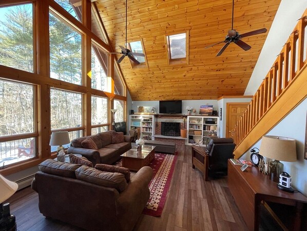 Älytelevisio, takka, pöytätennispöytä, kirjoja