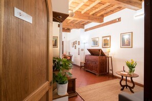 Interior - Delightful apartment for 5 people with terrace and exposed beams (FIrenze)
