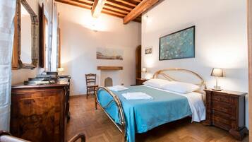 3 habitaciones, tabla de planchar con plancha, wifi y ropa de cama