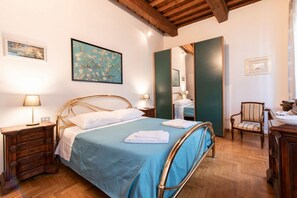 3 habitaciones, tabla de planchar con plancha, wifi y ropa de cama 