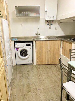 Geladeira, micro-ondas, cooktop