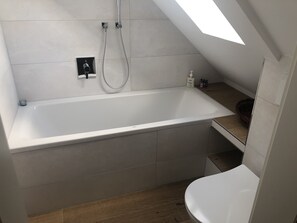 Tina, secadora de cabello, toallas, jabón 