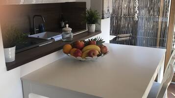 Een koelkast, een oven, een kookplaat, een vaatwasser