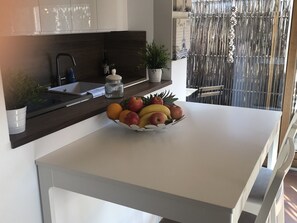 Een koelkast, een oven, een kookplaat, een vaatwasser