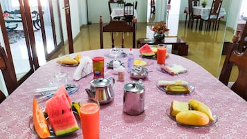 Café da manhã completo grátis todos os dias