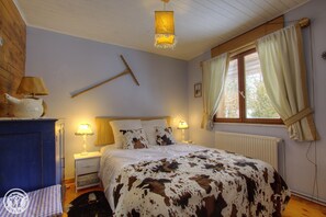 2 slaapkamers, een strijkplank/strijkijzer, reisbedje, gratis wifi