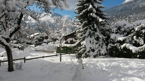 A snow-covered landscape with a wooden fence, snow-covered trees, and a mountain in the background. - Chalet Iris with jacuzzi in chalet in the heart of the Thônes Valley (THONES)