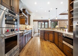 Fridge, microwave, oven, stovetop - Spacious Arrowhead Townhome with Easy Slope Access, Community Pool & Hot Tub (Edwards)