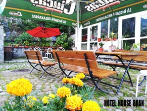 Outdoor dining - Hotel House Bran (Busteni)